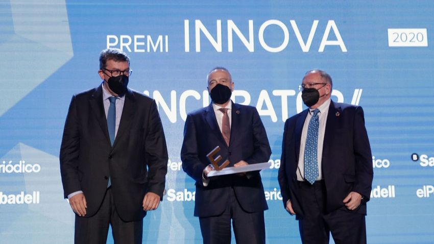 José Luis Bonet recoge el premio Innova de El Periódico a 3D Incubator del Consorci Zona Franca, Fundación Incyde y centro tecnológico Leitat 