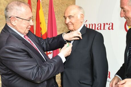 El presidente de la Cámara de España, José Luis Bonet entrega la Medalla de Oro de la Orden de la Cámara de España al expresidente de la Cámara de León, Manuel Lamelas
