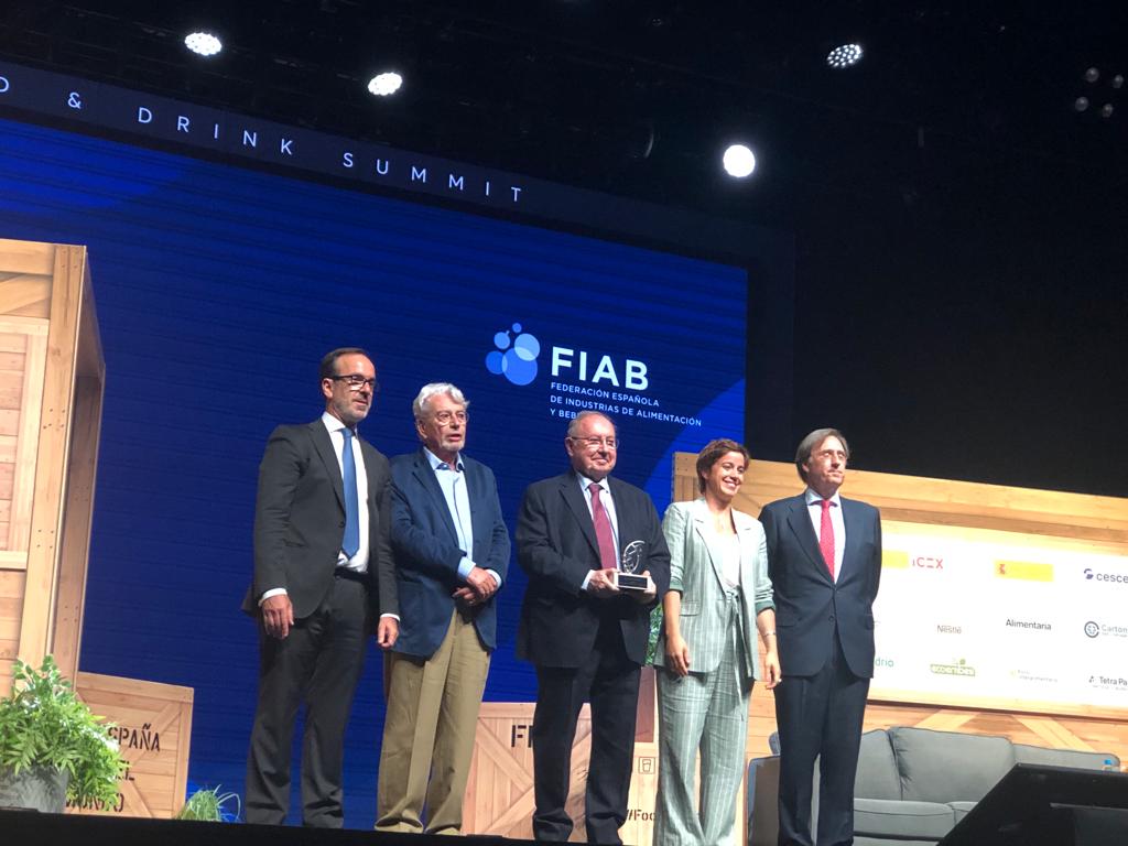 José Luis Bonet recibe el reconocimiento de la FIAB en calidad de presidente del salón Alimentaria    