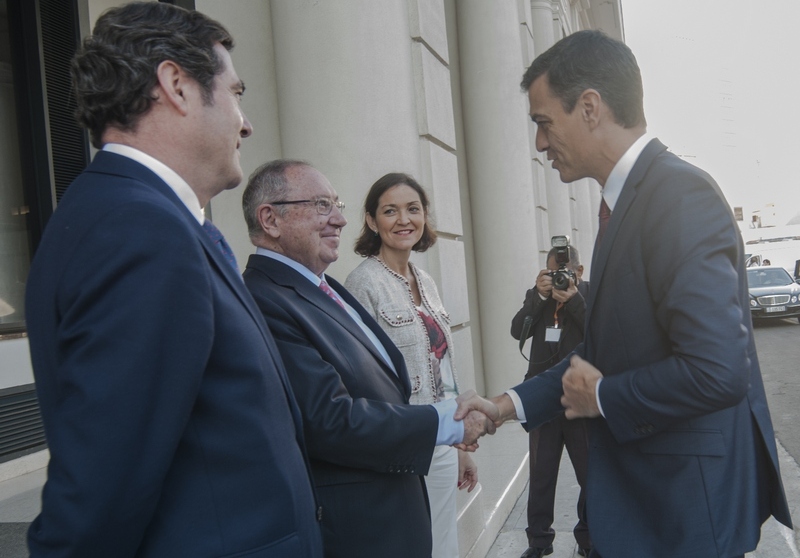El presidente del Gobierno español, Pedro Sánchez, saluda al presidente de la Cámara de Comercio de España, José Luis Bonet