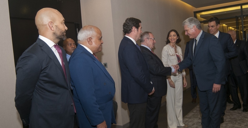 El presidente de la Republica de Cuba saluda al presidente de la Cámara de España, José Luis Bonet