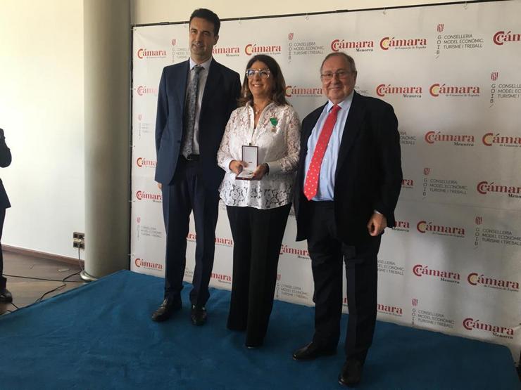 El presidente de la Cámara de España entrega la Medalla de Oro a la ex presidenta de la Cámara de Menorca 