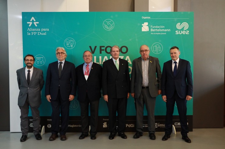 El presidente de la Cámara de Comercio de España, José Luis Bonet, ha subrayado hoy que “la Formación Profesional Dual es una vía óptima para conectar el mundo educativo con las necesidades reales del mercado laboral”.  Así se lo ha afirmado durante el acto de inauguración del V Foro de la Alianza para la FP Dual, que se celebra en Cornellà de Llobregat. Durante su intervención, José Luis Bonet ha anunciado que la Cámara de Comercio de España iniciará en breve una campaña de sensibilización para prestigiar la FP ante la sociedad.  También se ha referido al programa que lidera esta institución, cuyo objetivo es fomentar la participación de las pymes en esta modalidad de Formación Profesional y en el que, desde su puesta en marcha, más de 2.500 pymes han recibido información y asesoramiento.