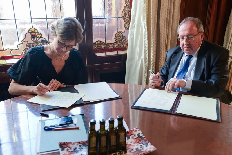 Firma del convenio entre la ministra Isabel García Tejerina y José Luis Bone