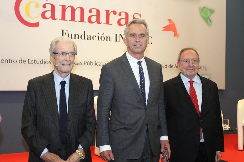 Antonio Garrigues Walker, Robert F. Kennedy Jr. y José Luis Bonet, presidente de la Cámara de Comercio de España