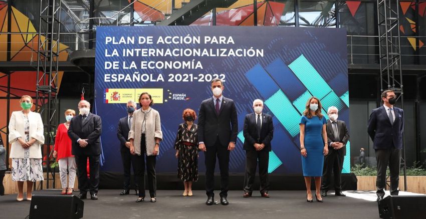 Madrid, 26/05/2021.- El presidente de la Cámara de Comercio de España, José Luis Bonet, ha reclamado que el fomento de la internacionalización sea una política de Estado. “La internacionalización no sólo es condición para la supervivencia y desarrollo competitivo, sino que es necesaria para afrontar el futuro de nuestras empresas y de la economía española”, ha asegurado Bonet durante su intervención en la presentación del Plan de Internacionalización de la Economía Española, presidida por el presidente del Gobierno, Pedro Sánchez.   El presidente de la Cámara de España ha mostrado el compromiso de las Cámaras de Comercios con el fortalecimiento de la posición exterior de las empresas españolas y muy particularmente de las pymes. “Las Cámaras de Comercio llevamos la internacionalización en nuestro ADN. Así ha sido durante la historia más que centenaria de las Cámaras de Comercio y así debe ser, ahora más que nunca, sobre todo en apoyo de la necesaria internacionalización de las pymes”, ha señalado José Luis Bonet.   En su intervención, el presidente del Gobierno, Pedro Sánchez, se ha referido igualmente a la necesidad de ensanchar la base exportadora regular de pymes y ha destacado, entre los objetivos del Plan de Internacionalización la diversificación de mercados, la incorporación de bienes de mayor valor añadido y contenido tecnológico.  “La internacionalización –ha subrayado el presidente del Gobierno- va más allá del beneficio económico de las empresas, es la expresión del país que somos y queremos ser”.