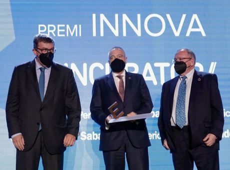 José Luis Bonet recoge el premio Innova de El Periódico a 3D Incubator del Consorci Zona Franca, Fundación Incyde y centro tecnológico Leitat