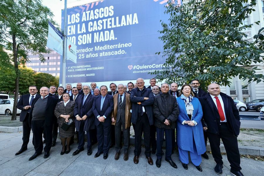 Madrid, 10/11/2021.- José Luis Bonet ha participado este miércoles en el quinto Acto Empresarial por el Corredor Mediterráneo, que ha reunido en Madrid a 1.300 empresarios, representantes de la sociedad civil, los presidentes de los gobiernos autonómicos de Valencia y Murcia y la ministra de Transportes, Raquel Sánchez.   Los promotores de esta plataforma, entre los que se encuentra el presidente de la Cámara de España, se han hecho una foto frente a la gran lona colocada en el centro de Madrid que recuerda los retrasos en esta obra de infraestructura considerada fundamental para el desarrollo económico de España. A continuación, se han trasladado al Palacio de Congresos, donde sea recordado que el Corredor Mediterráneo es necesario para todo el arco mediterráneo, para España y para Europa.   Entre los empresarios que han participado en este acto, que desde hace cinco años denuncia los 25 años de retrasos que acumula la finalización de este proyecto, han participado, entre otros, el presidente de Mercadona, Juan Roig; José Ignacio Goirigolzarri, presidente de CaixaBank; Jorge Gallardo, presidente de Vithas; el presidente de la Asociación Valenciana de Empresarios, Vicente Boluda; el presidente de CEOE, Antonio Garamendi; o Agnès Noguera, consejera delegada de Libertas, entre otros