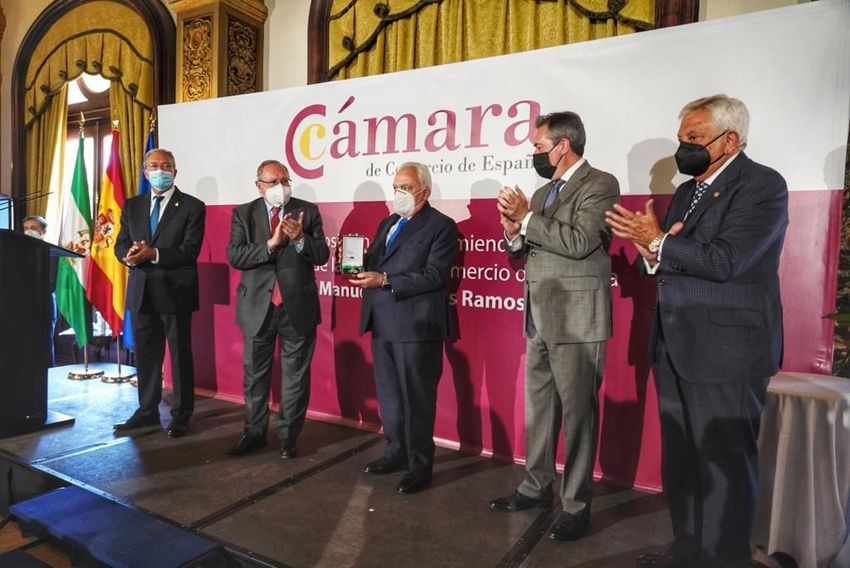 La Cámara de España impone su máxima distinción a Manuel Contreras Ramos 