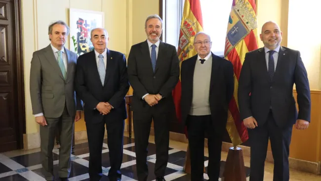Foto Familia de el Presidente de la Cámara de España junto a los presidentes de las Cámaras aragonesas, D. Manuel Rodríguez Chesa (de Cámaras Aragón y Cámara Huesca), D. Antonio Santa Isabel (de Cámara de Teruel) y D. Jorge Villarroya (de Cámara Zaragoza)