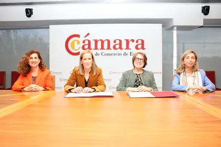 Ana Polanco, presidenta del Comité Ejecutivo de ClosinGap; Marieta Jiménez, presidenta de ClosinGap; Inmaculada Riera, directora general de la Cámara de Comercio de España; y Eva Piera, impulsora del grupo de trabajo de colaboración público-privado y presidenta de la Comisión de Internacionalización de la Cámara de España