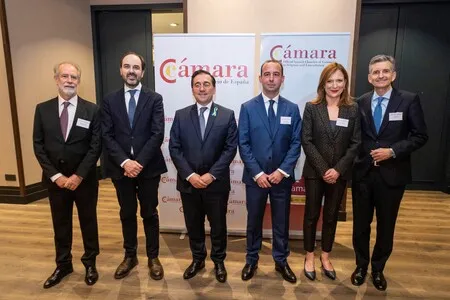 De izq. a dcha.: embajador de España en Bélgica, Antón Cortés; embajador Representante Permanente de España ante la Unión Europea, Marcos Alonso; ministro de Asuntos Exteriores, Unión Europea y Cooperación, José Manuel Albares;  presidente de la Cámara de España en Bélgica y Luxemburgo, Pablo López-Alvarez; directora de la delegación de la Cámara de España en Bruselas, Pilar Ruiz Huélamo; y presidente de la Comisión de Asuntos Europeos de la Cámara de España, John Rutherford