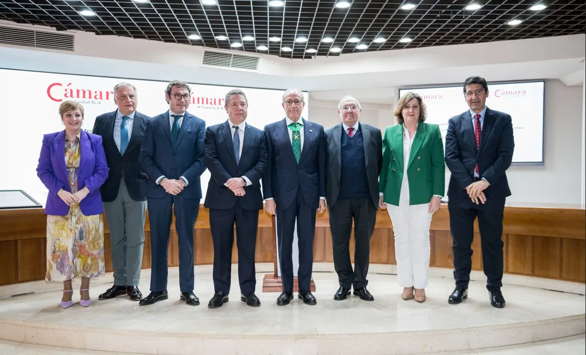 José Luis Bonet impone la Medalla de Oro de la Orden de la Cámara de España al expresidente de la Cámara de Ciudad Real 
