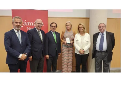 José Luis Bonet entrega a título póstumo la Medalla de Oro de Cámara de España al expresidente de la Cámara de Motril, Ángel Gijón