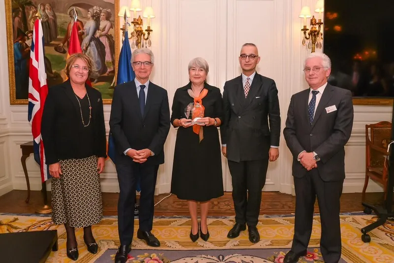 Inmaculada Riera participa en la entrega del premio Golden Award a Carmen Riu