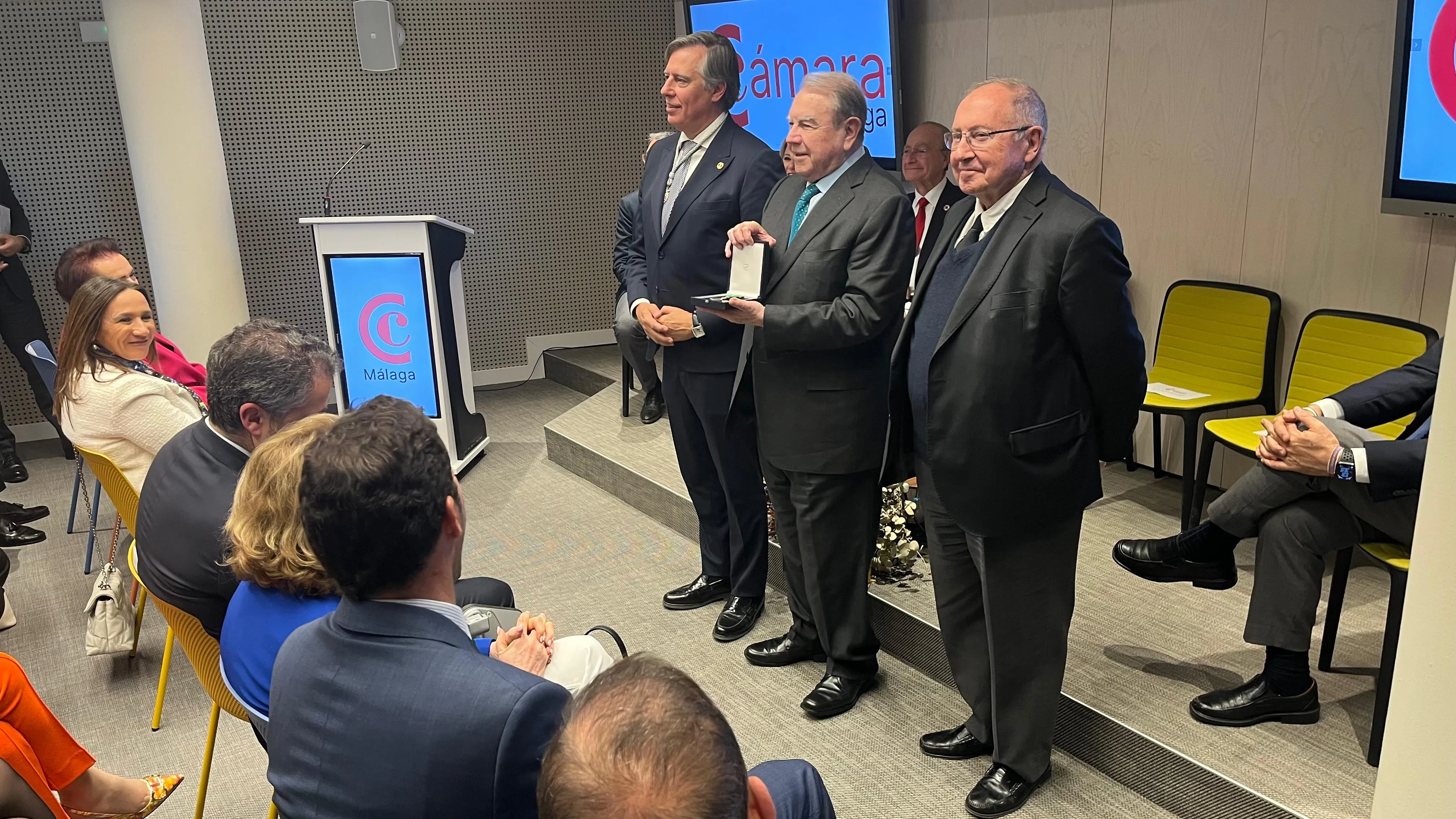 José Luis Bonet entrega la medalla de oro de la Orden de la Cámara de España a  Jerónimo Pérez Casero