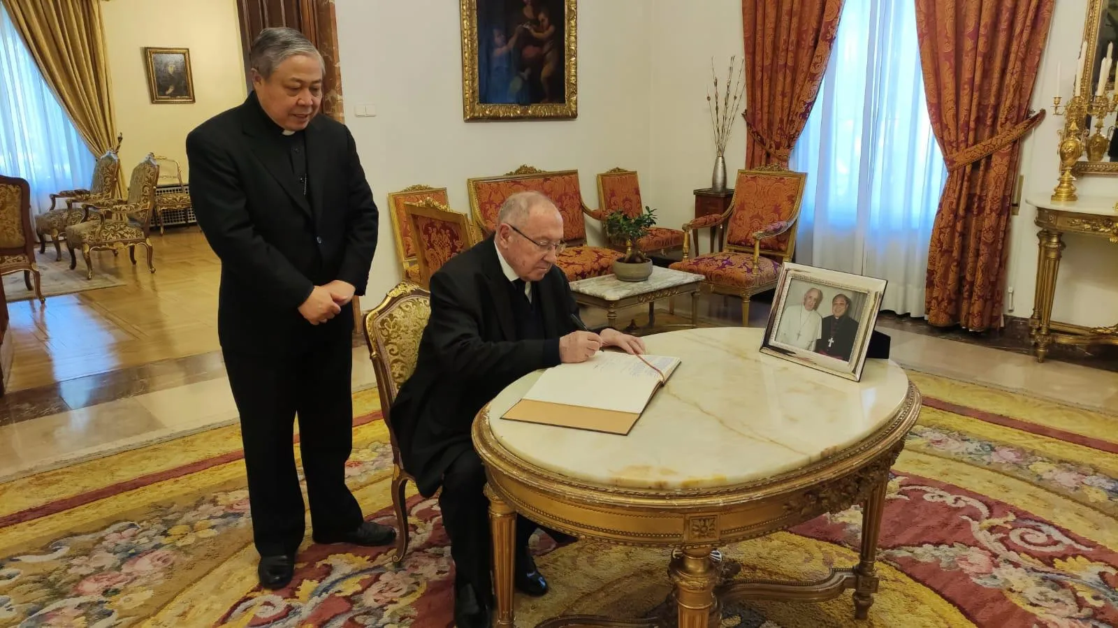 José Luis Bonet firma en el libro de condolencias abierto por el Papa Francisco en la Nunciatura Apostólica