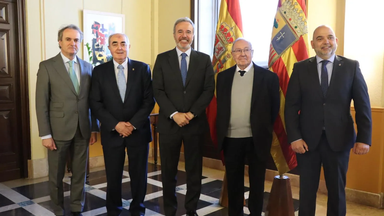 Foto Familia de el Presidente de la Cámara de España junto a los presidentes de las Cámaras aragonesas, D. Manuel Rodríguez Chesa (de Cámaras Aragón y Cámara Huesca), D. Antonio Santa Isabel (de Cámara de Teruel) y D. Jorge Villarroya (de Cámara Zaragoza)