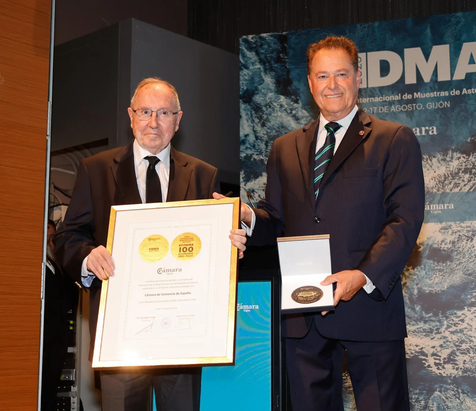 La Cámara de Comercio de España recibe la medalla conmemorativa del centenario de la Feria Internacional de Muestras de Asturias 